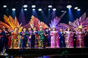 幼水若若品牌荣获2026年度中国生活美学品牌大奖颁奖典礼现场，嘉宾上台领奖，灯光璀璨